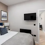 5 Star Accommodation, 2 Minutes To Brent Cross Station
