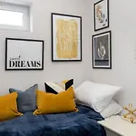 5 Star Accommodation, 2 Minutes To Brent Cross Station