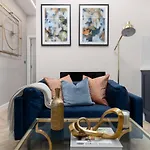 5 Star Accommodation, 2 Minutes To Brent Cross Station