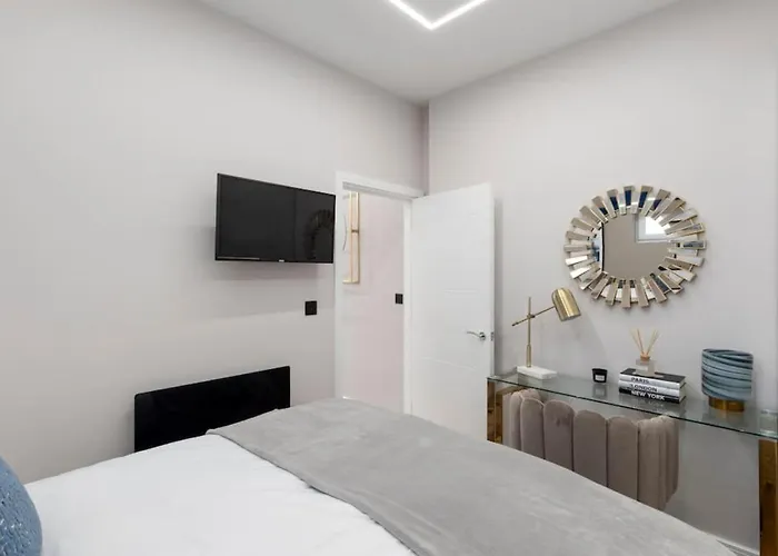 5 Star Accommodation, 2 Minutes To Brent Cross Station