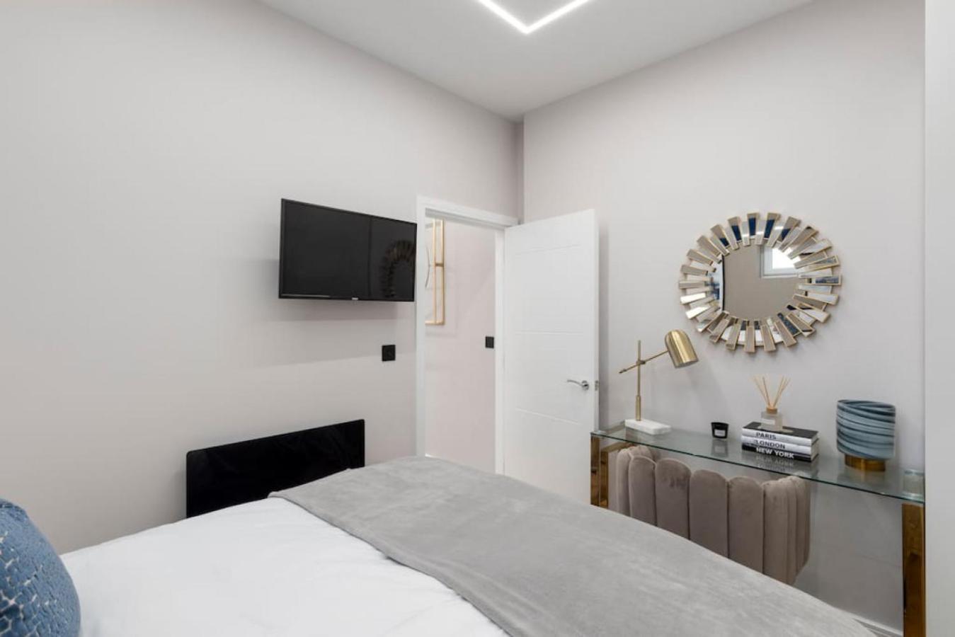 5 Star Accommodation, 2 Minutes To Brent Cross Station Appartamento Londra