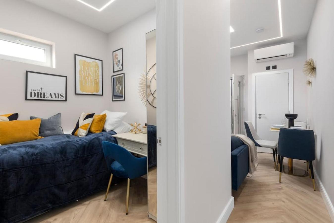 5 Star Accommodation, 2 Minutes To Brent Cross Station Londra