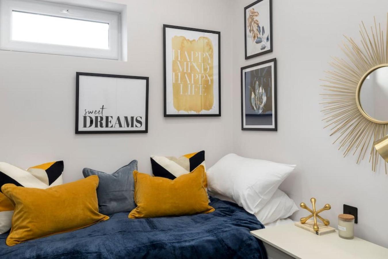 5 Star Accommodation, 2 Minutes To Brent Cross Station * Londra