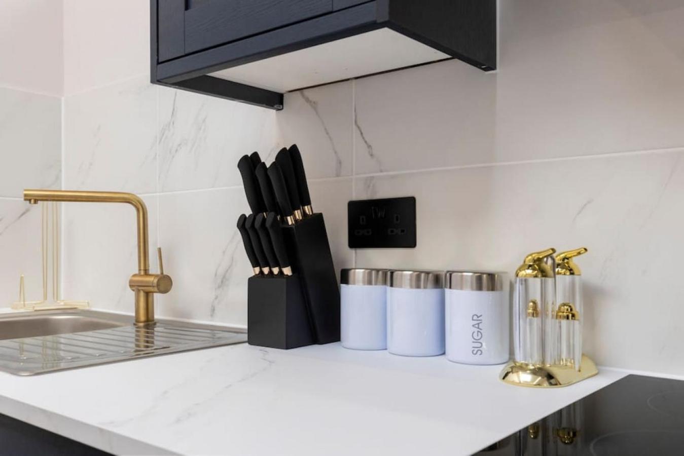 5 Star Accommodation, 2 Minutes To Brent Cross Station Londra