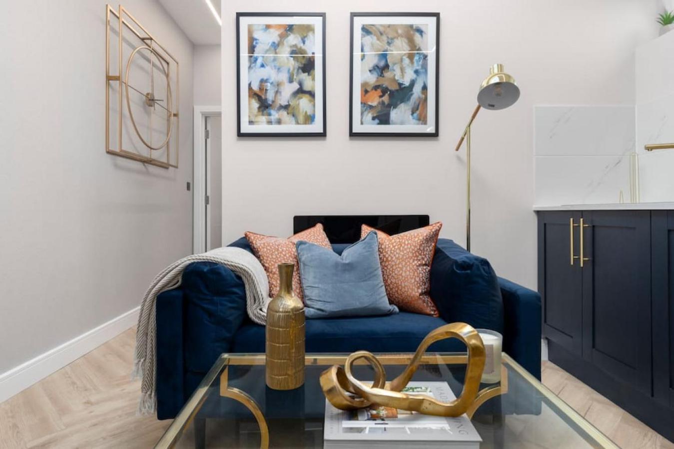 5 Star Accommodation, 2 Minutes To Brent Cross Station Appartamento Londra